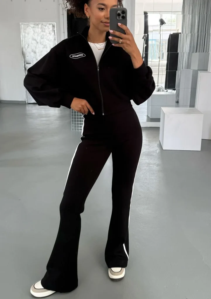 Relay - Spodnie z rozszerzaną nogawką i lampasem Czarne
